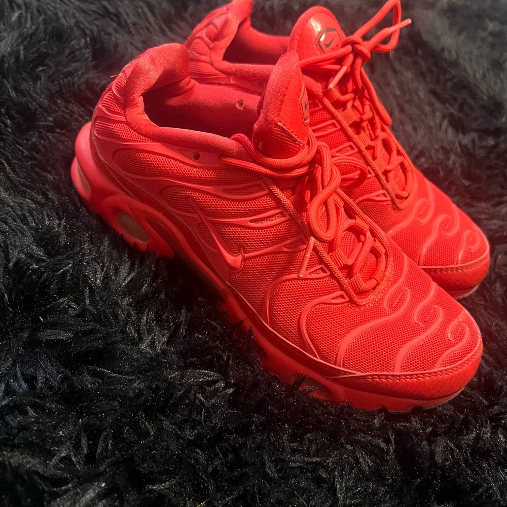 Nike Bold Red Sports Sneakers